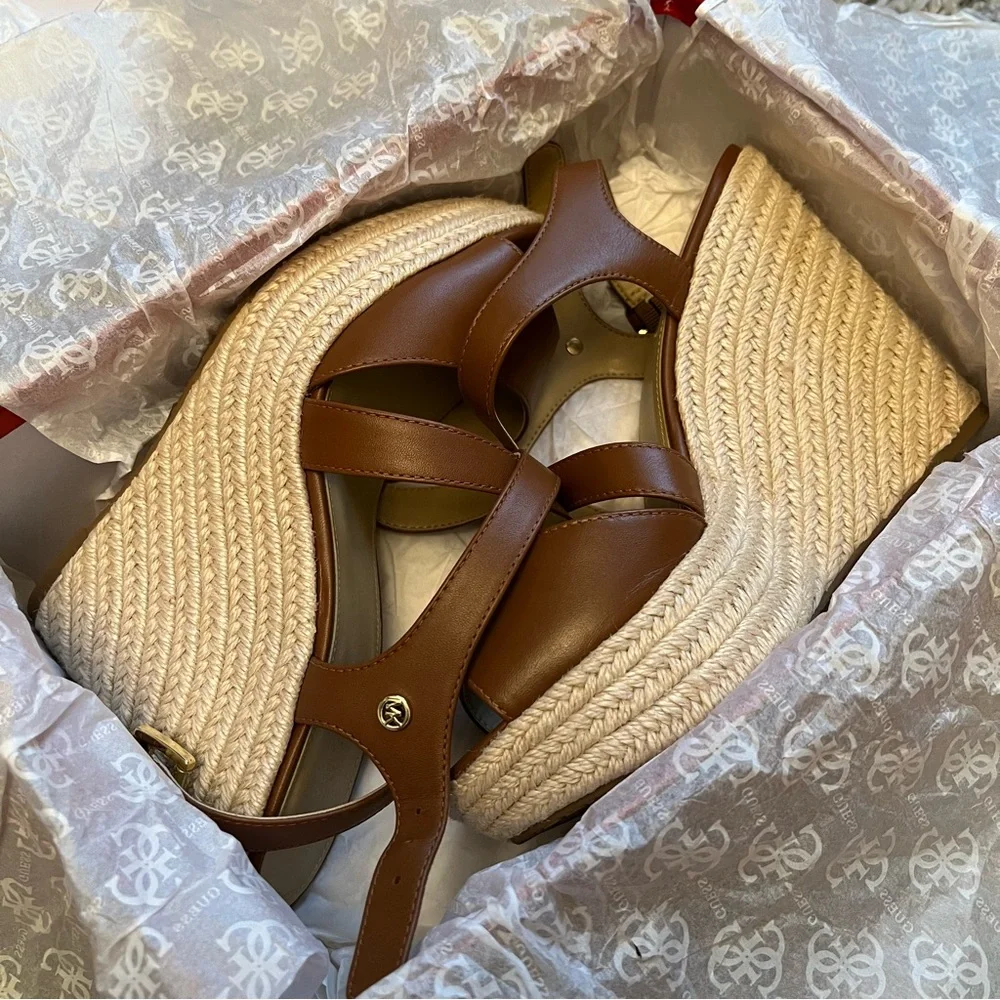 Michael Kors Platform - Picture 2 of 11